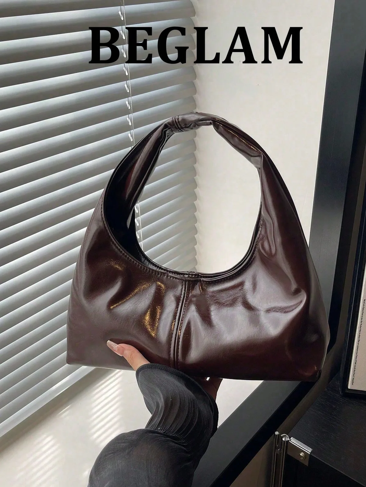 Sac portée épaule demi-lune bleu ciel effet froissé