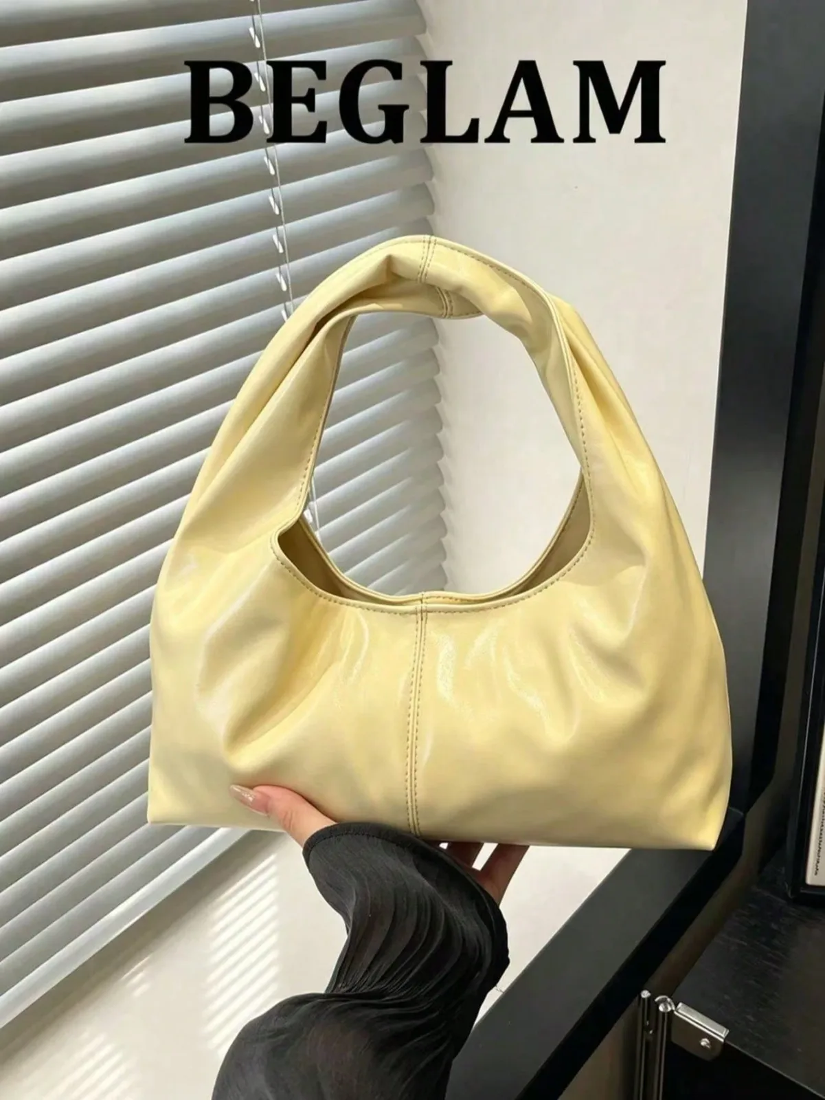 Sac portée épaule demi-lune bleu ciel effet froissé