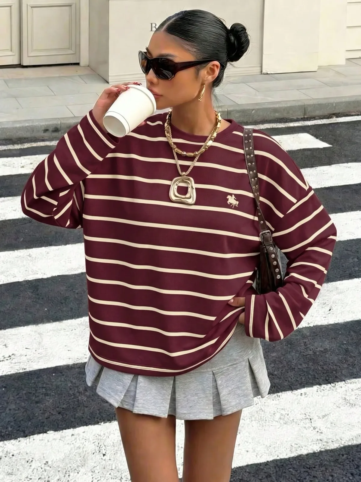 T-shirt rayé rose et marron à manches longues avec broderie cavalier