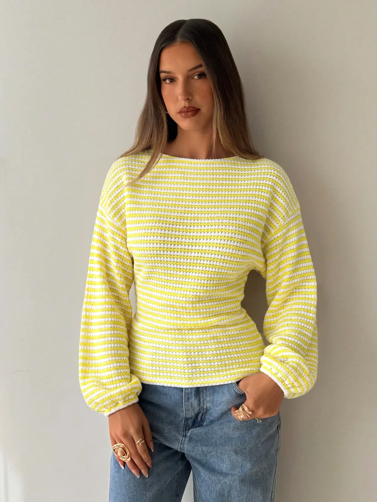 Pull en maille rayée bleu ciel et blanc à col bateau