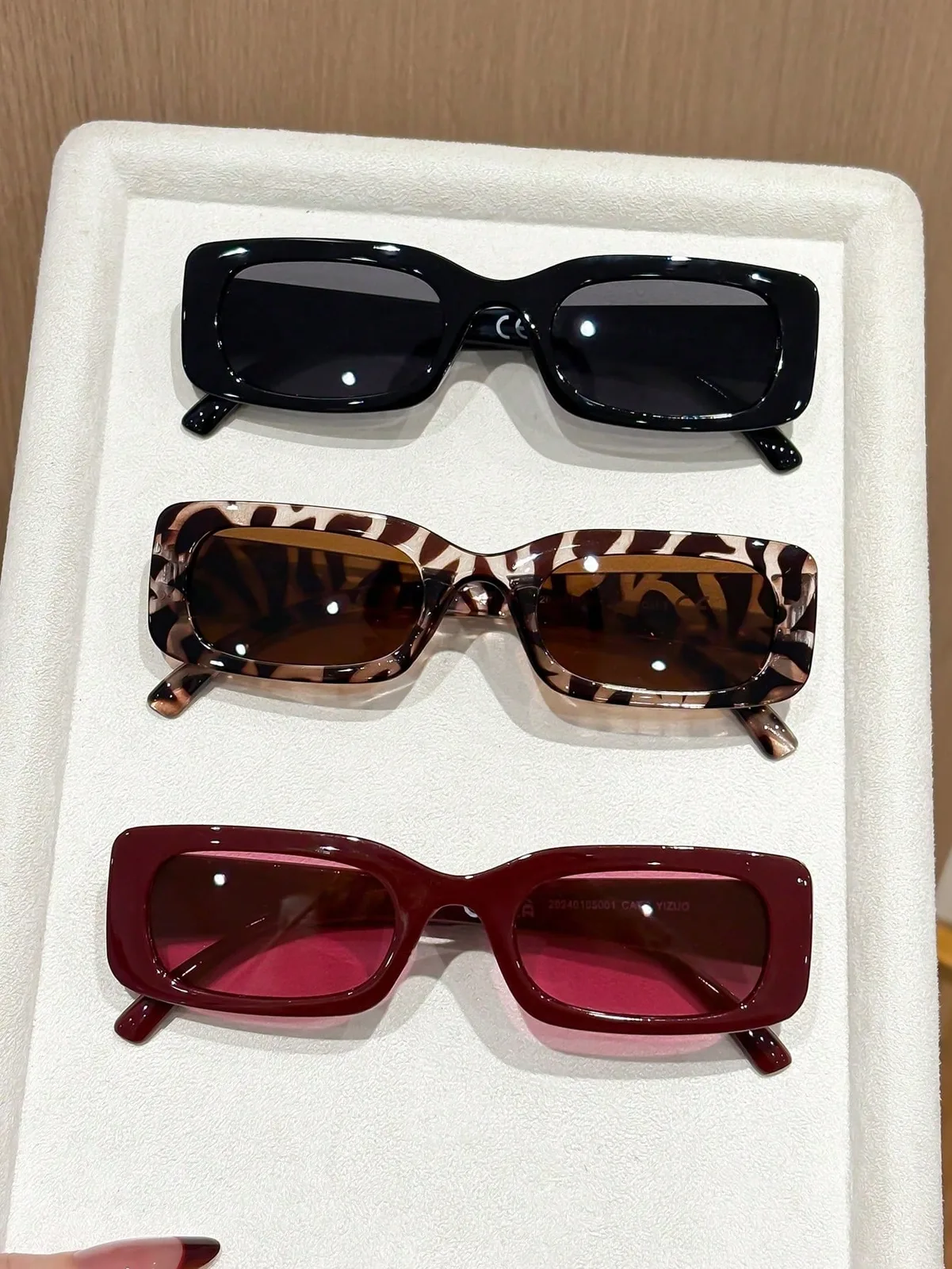 Lunettes de soleil rectangulaires rétro bordeaux à verres teintés