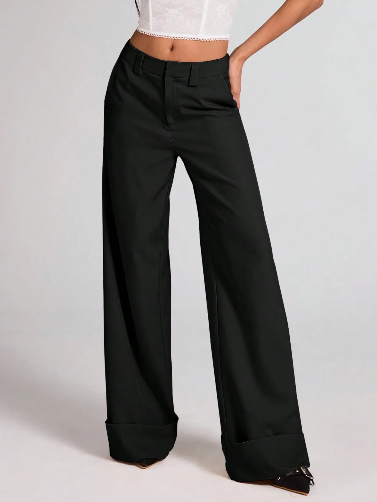 Pantalon large noir à revers bas de jambe style tailleur