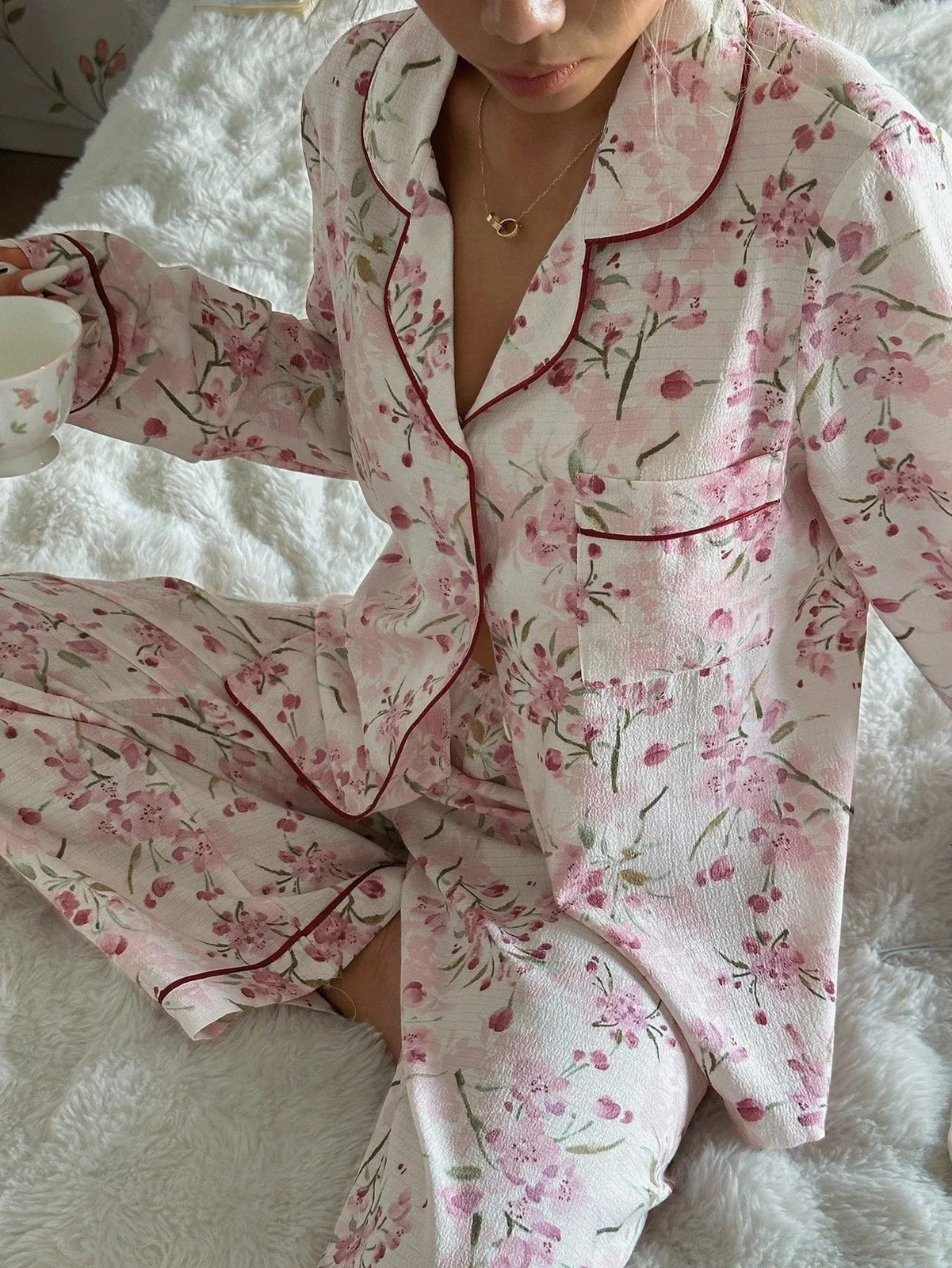 Ensemble de pyjama 2 pièces floral rose style vintage avec liseré bordeaux