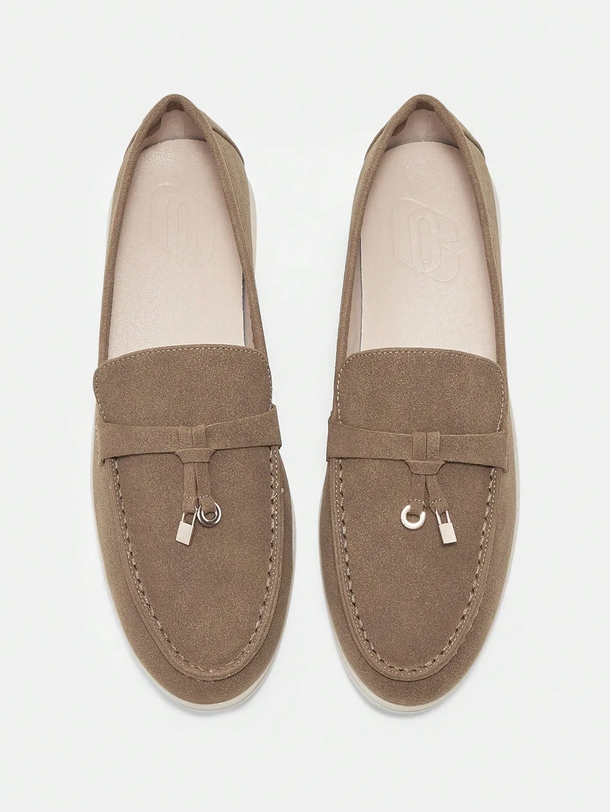 Mocassins en daim taupe avec pampilles et breloques métalliques