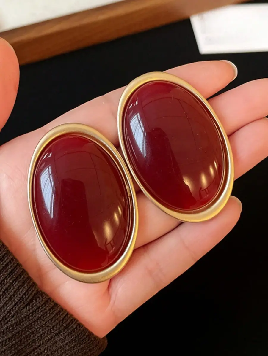 Boucles d'oreilles clips ovales oversize en résine rouge cerise et dorure mat