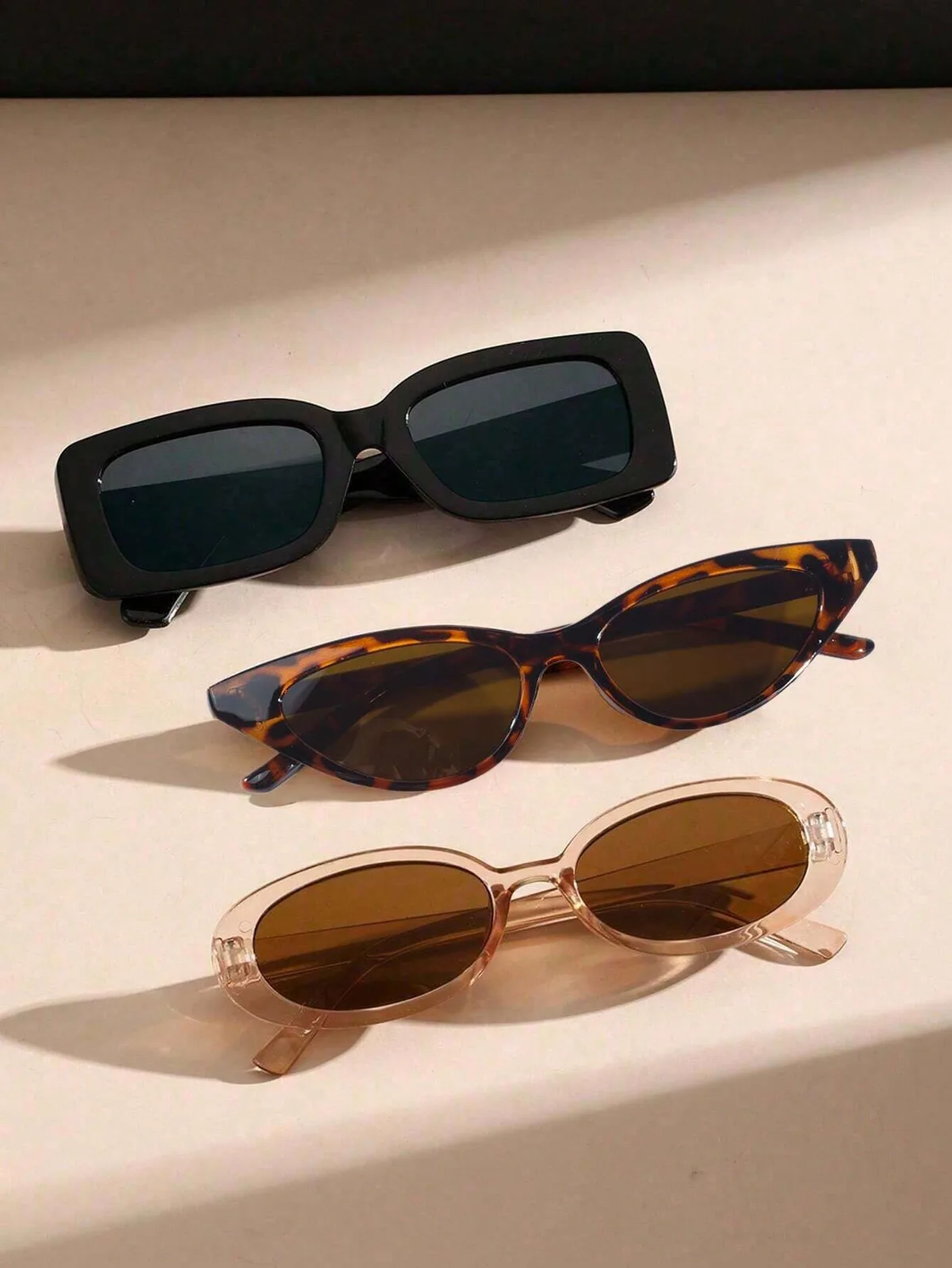 Lot de lunettes de soleil noires retro aux formes geometriques