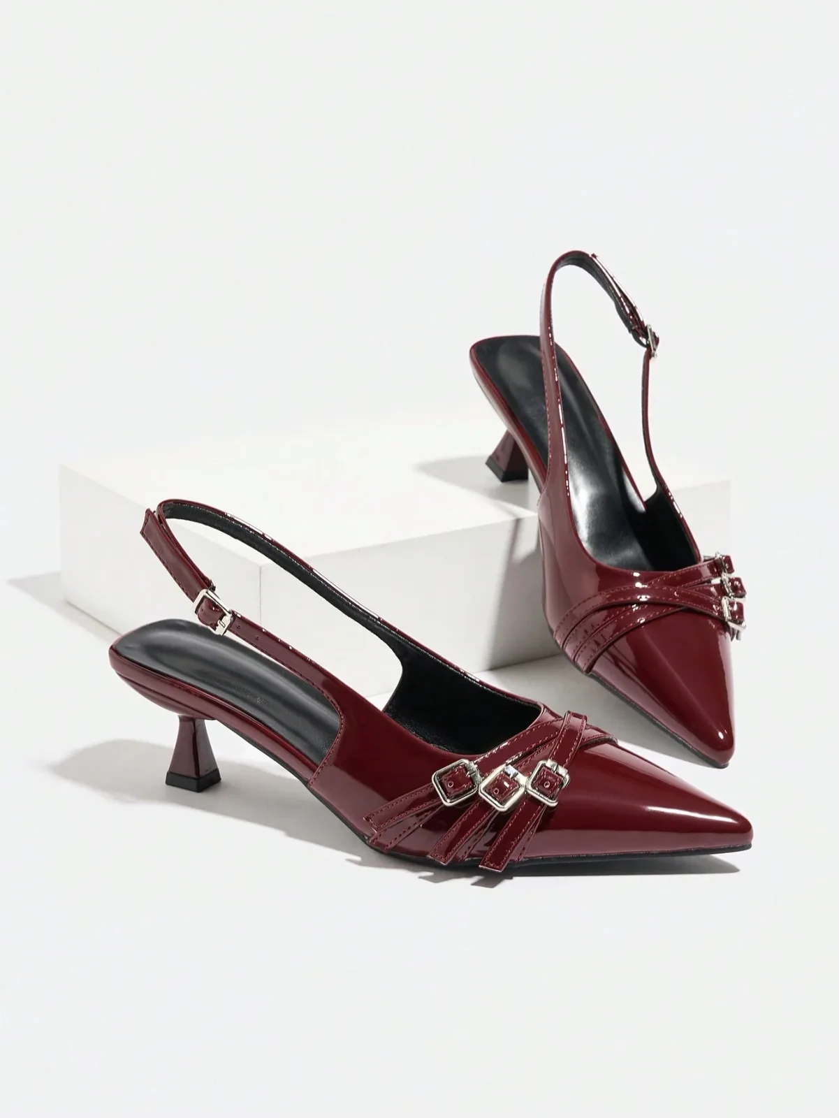 Escarpins slingback à bout pointu vernis et brides à boucles