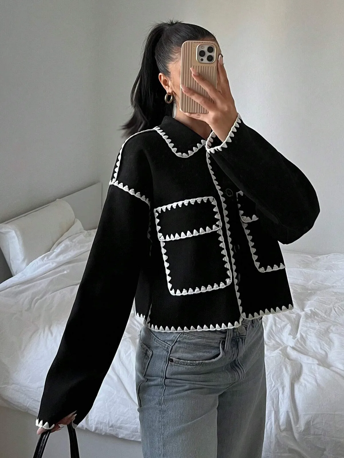 Veste courte noire à bordures festonnées contrastantes blanches