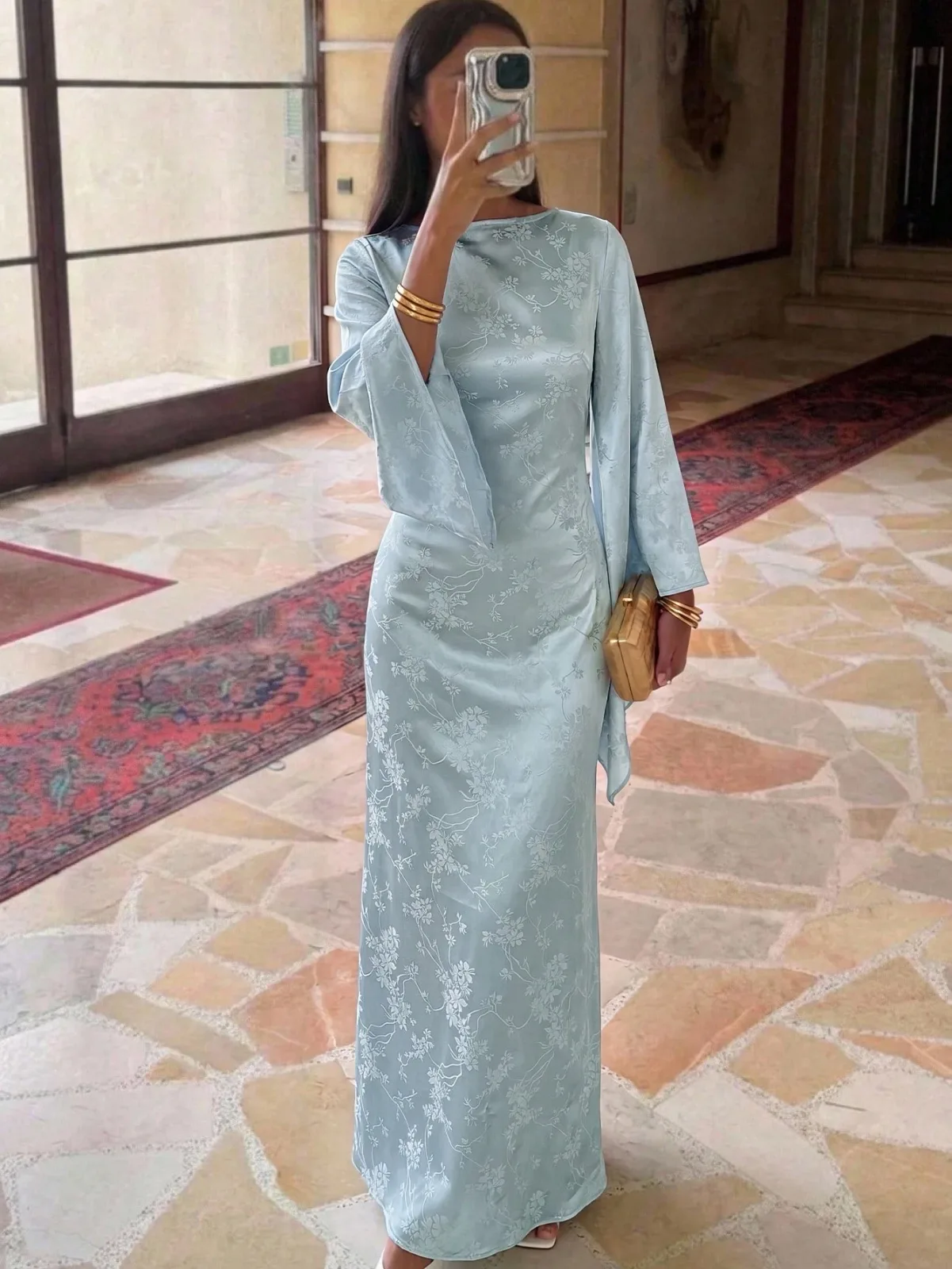 robe longue en satin jacquard à manches évasées