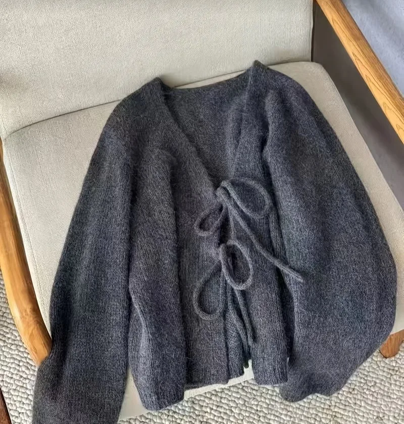 Cardigan en maille fluffy gris foncé à nœuds sur le devant