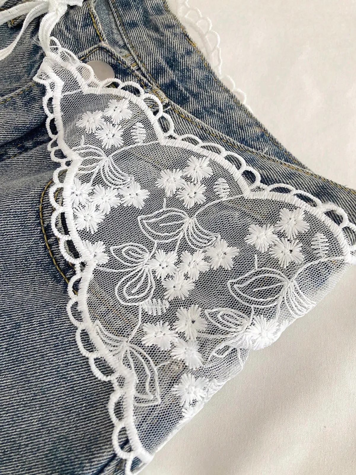 Ceinture-foulard triangulaire en dentelle blanche brodée
