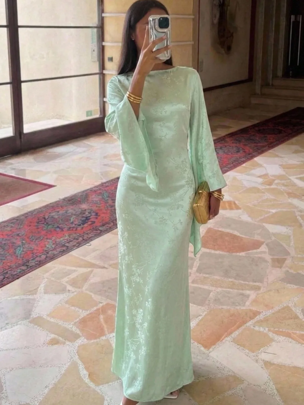 robe longue en satin jacquard à manches évasées
