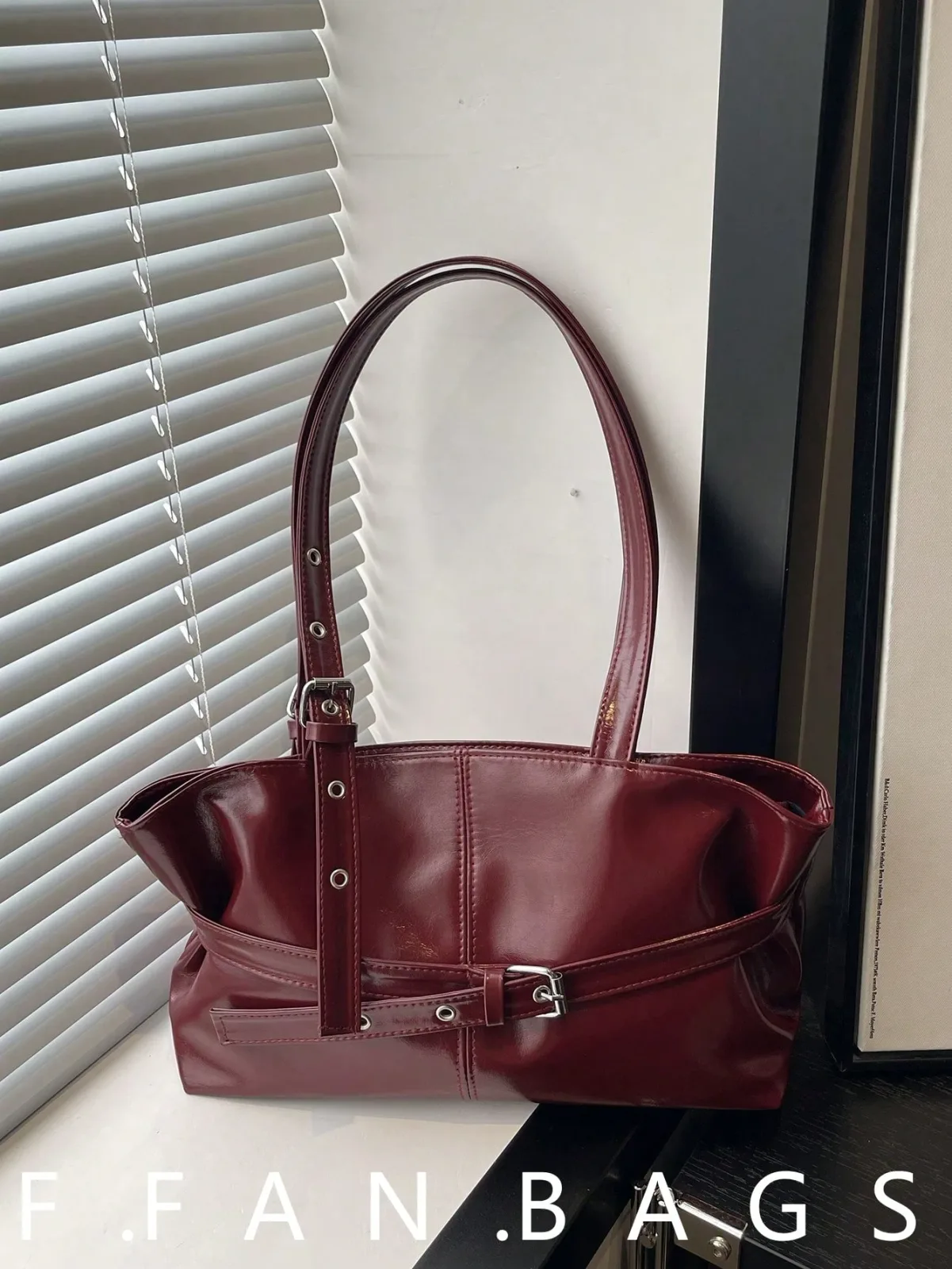 Sac cabas en similicuir jaune beurre avec ceintures à boucles