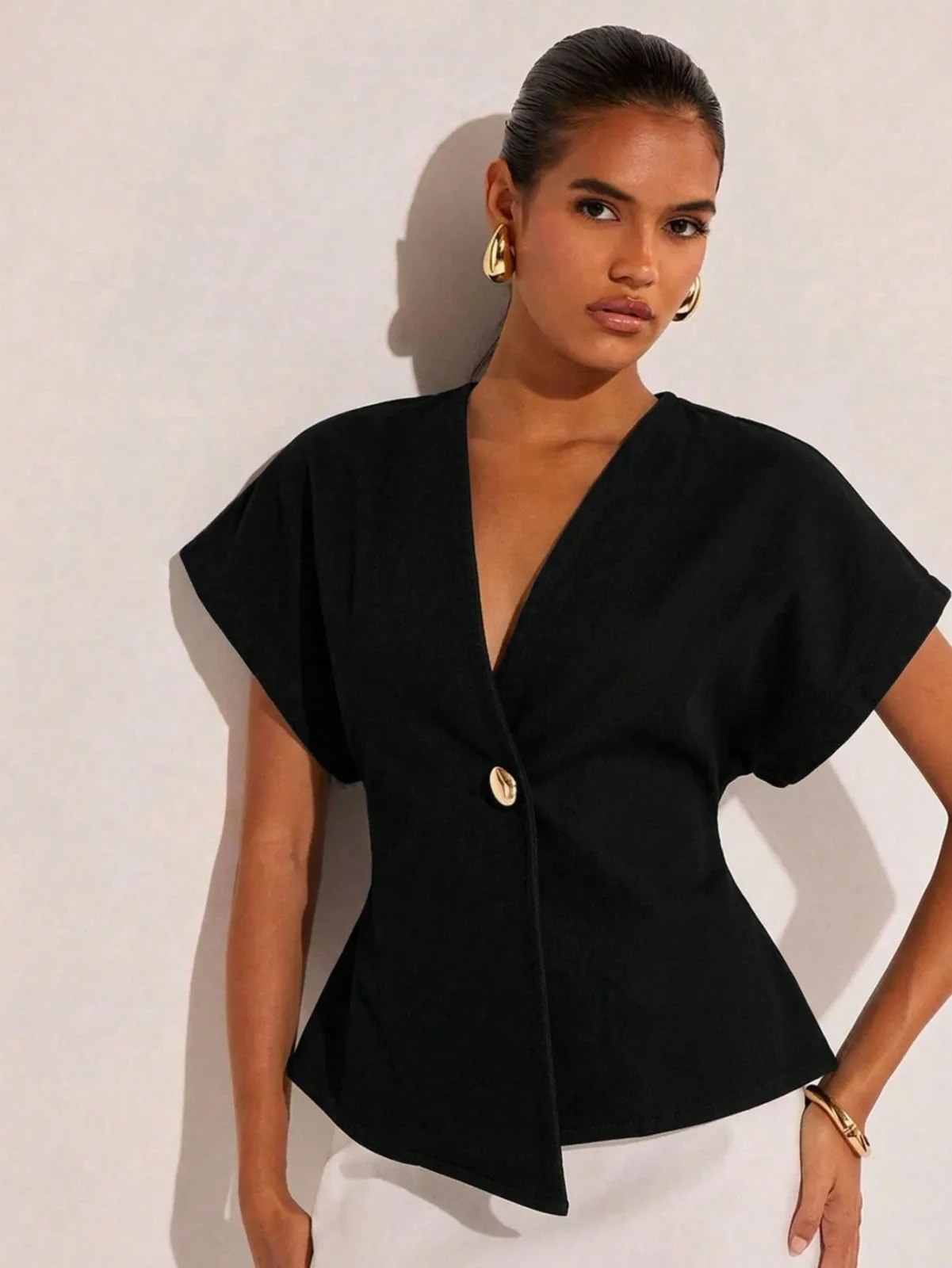 Blouse cache-cœur beige à manches courtes avec bouton doré
