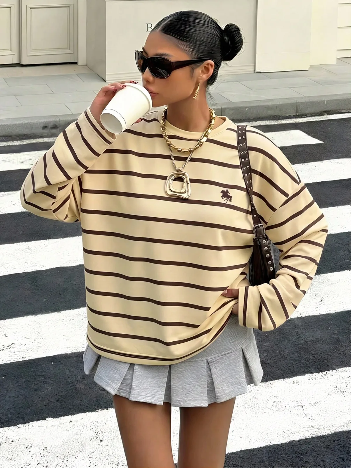 T-shirt rayé rose et marron à manches longues avec broderie cavalier