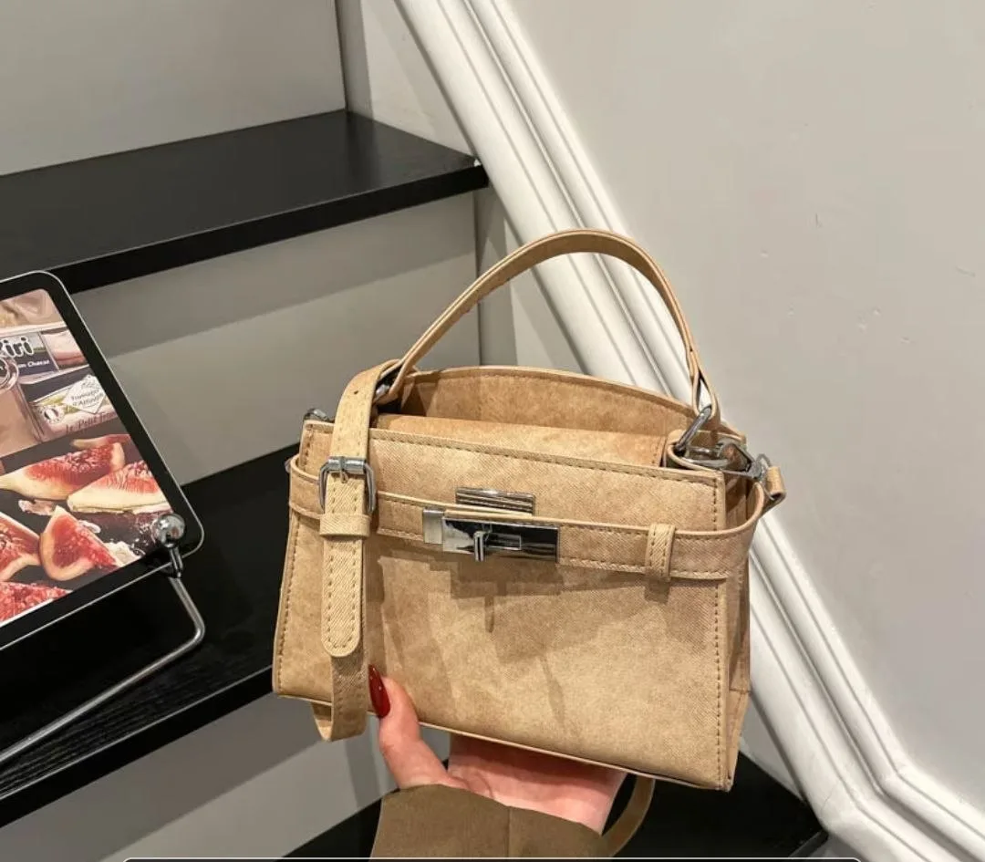 Petit sac à main rectangulaire structuré à fermoir métallique et sangle décorative