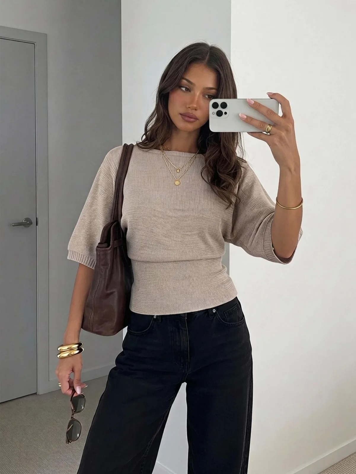 Pull en maille fin beige sable à manches coude et taille cintree