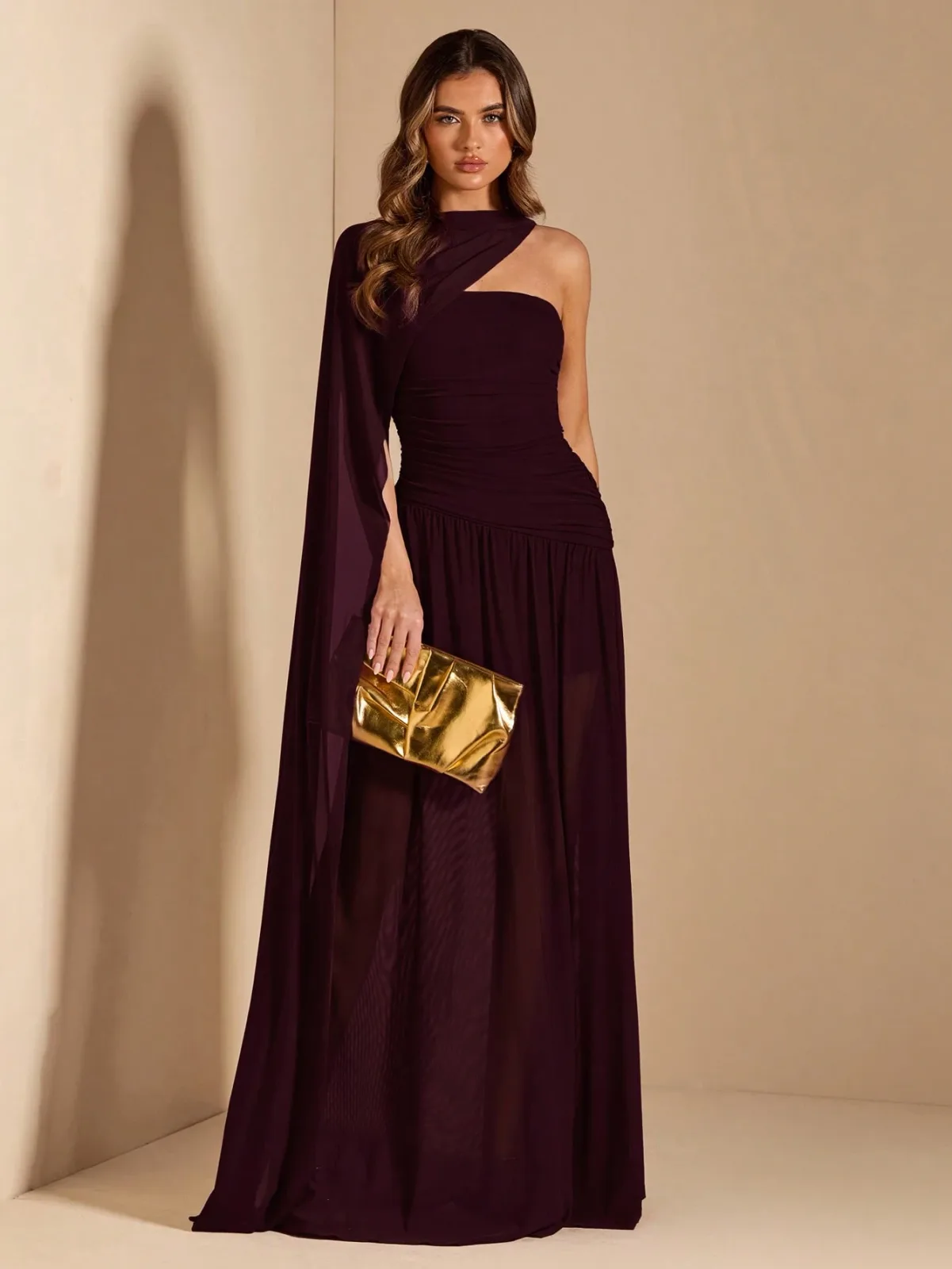 Robe longue de soirée asymétrique bordeaux plissée avec cape