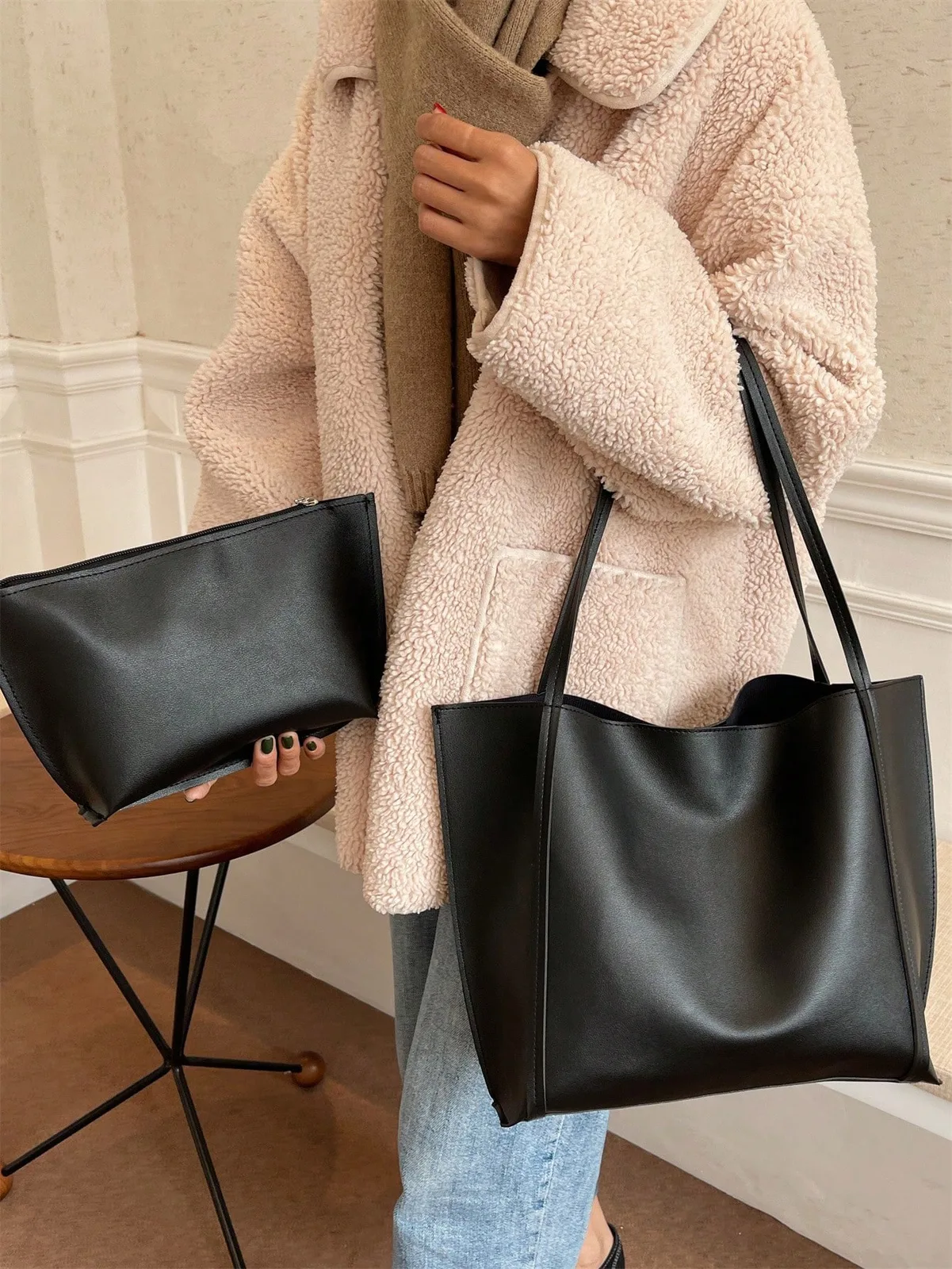 Grand sac cabas noir en similicuir avec pochette assortie