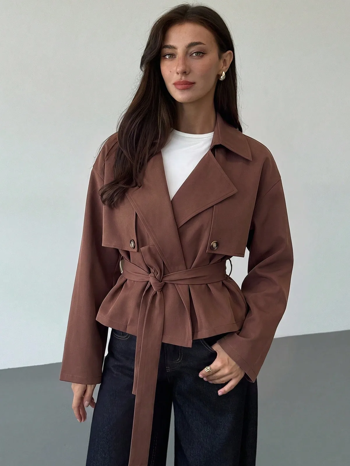 Trench-coat court croisé avec ceinture ajustable