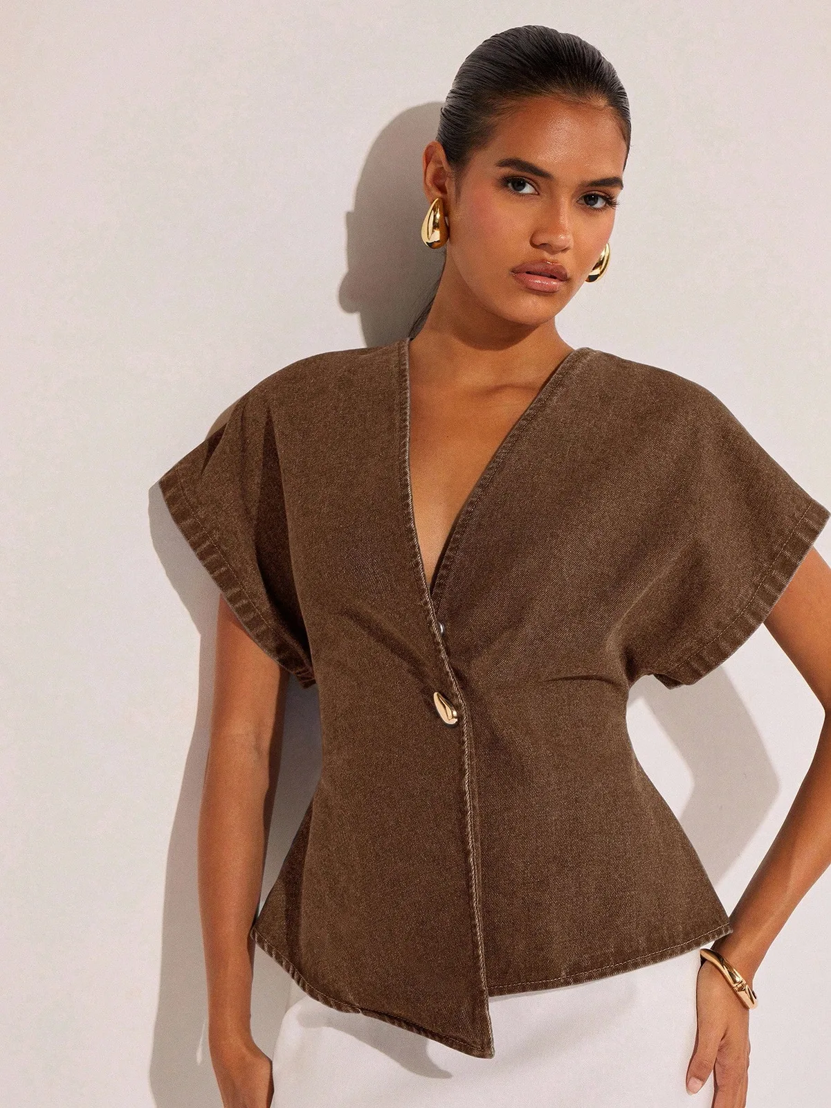 Blouse cache-cœur beige à manches courtes avec bouton doré